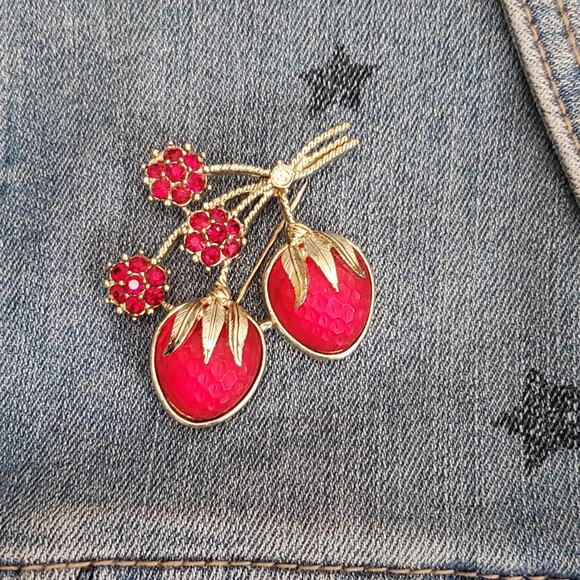 VTG Sarah Coventry Strawberry Festival Rhinestone Brooch 1966 Glass Fruit READ - Picture 5 of 8